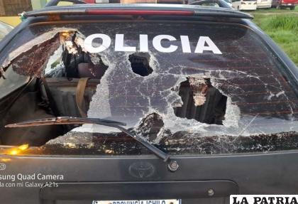 El parabrisas de un patrullero terminó destrozado 
/El Deber