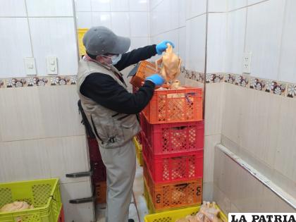 Verifican venta de pollo en friales de la ciudad /LA PATRIA
