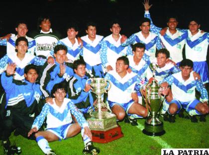 Jugadores de San José con el trofeo de campeón del torneo 
Clausura y de la temporada 1995/LA PATRIA
