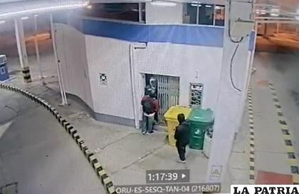 Momento en el que ingresan los antisociales a la gasolinera /Captura de video
