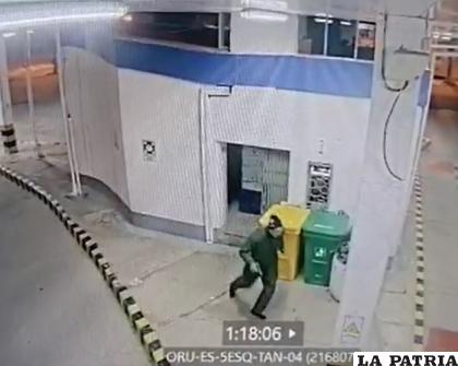 El efectivo policial va tras los pasos de los delincuentes /Captura de video