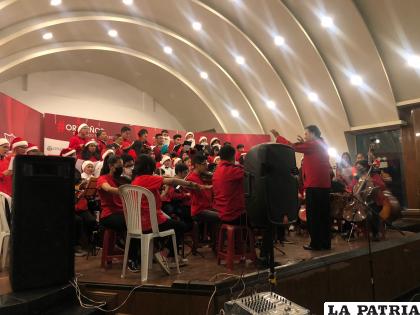 La música navideña se apoderó del escenario/ Lizeth Vicente
