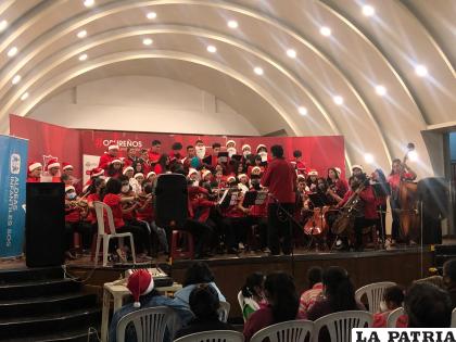 La música navideña se apoderó del escenario/ Lizeth Vicente
