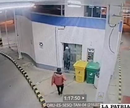 Momento en el que los antisociales ingresan por la fuerza a la gasolinera /Captura de video