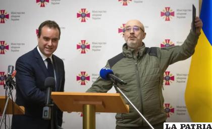 El ministro de Defensa de Francia, izquierda, en conferencia de prensa conjunta con el ministro de Defensa de Ucrania, en Kiev /AP Foto /Efrem Lukatsky