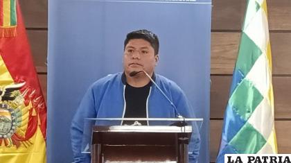 El senador del MAS, Leonardo Loza en conferencia de prensa /LA PATRIA