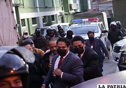 Unos se alegran por la aprehensión de Camacho y otros repudian el accionar de la Policía /Javier Mamani APG