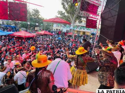 Esta fiesta aglutina a miles de visitantes propios y extraños /ARRIBE?A