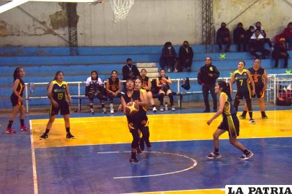 Carl A-Z marcha primero en la rama femenina /LA PATRIA
