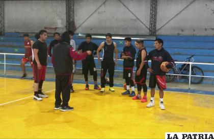 Saracho cumple un buen papel en el campeonato local de baloncesto /LA PATRIA