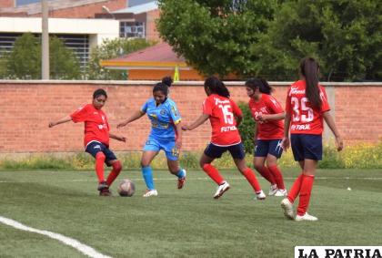Buen partido final entre Futuro FC e Independiente de Challapata /LA PATRIA