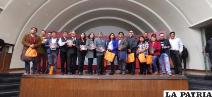 Autores junto con personal de la Secretaría Municipal de Cultura /LA PATRIA  