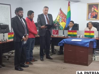 Entrega de reconociendo a carrera de Ingeniería Eléctrica y Electrónica de la UTO/LA PATRIA
