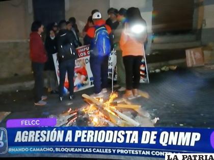 Imagen difundida por la Red Uno de televisión muestra a los protagonistas de la vigilia en puertas de la policía de La Paz. / Captura de imagen de Red Uno
