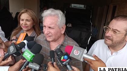 El exgobernador de Santa Cruz, Rubén Costas, junto con el cívico Rómulo Calvo /CAPTURA DE VIDEO