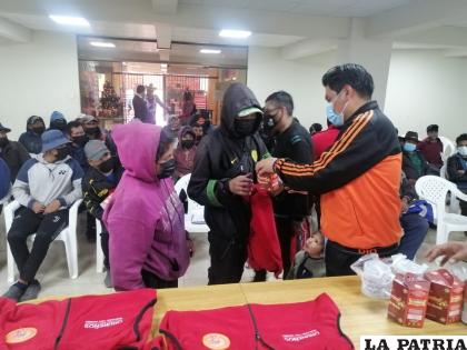 Entrega de chalecos a miembros lustrabotas / LA PATRIA