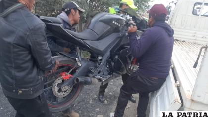 Los ocupantes de la motocicleta resultaron heridos /LA PATRIA