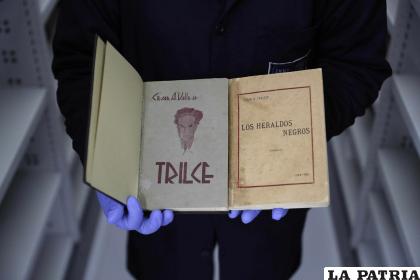 Fotografía de los poemarios Trilce y Los heraldos negros del escritor peruano César Vallejo, en la Biblioteca Nacional en Lima (Perú) /EFE/ Paolo Aguilar