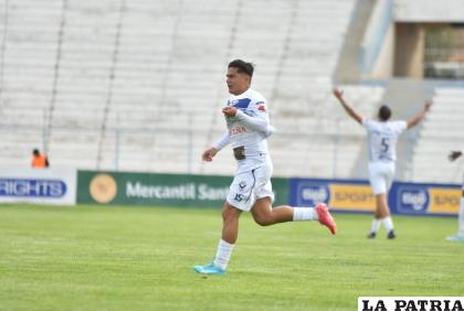 Joel Bejarano se encargó de abrir la cuenta con un soberbio remate /Emilio Castillo
