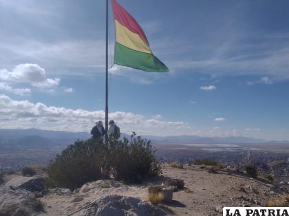 La Tricolor Nacional flamea desde julio en el cerro San Pedro /Rolando Alarcón