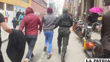 Los tres sujetos llevados al Juzgado /LA PATRIA