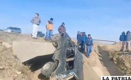 El vehículo liviano salió de la vía en la ruta de Oruro a La Paz/RRSS