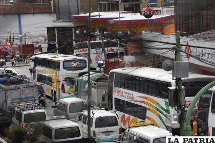 Largas filas de buses y otros vehículos en estaciones de servicio /APG