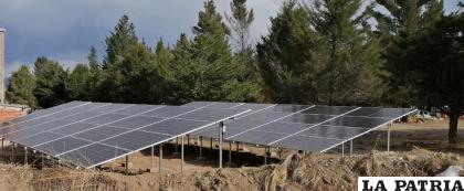 Planta Fotovoltaica en honor a docente meritorio de Ingeniería Eléctrica /UTO