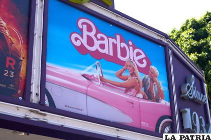 Foto de archivo de un cartel promocional de la película Barbie /EFE/EPA/ALLISON DINNER