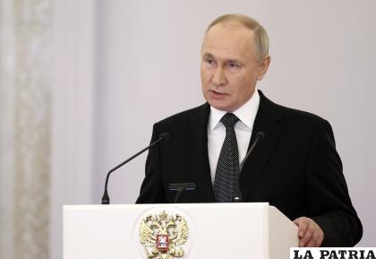 El presidente ruso, Vladímir Putin, pronuncia un discurso durante una ceremonia para entregar las medallas de la Estrella de Oro a los Héroes de Rusia en vísperas del Día de los Héroes de la Patria en el Salón St. George del Gran Palacio del Kremlin, en Moscú, el 8 de diciembre de 2023 /EFE /EPA /VALERIY SHARIFULIN /SPUTNIK /KREMLIN POOL MANDATORY CREDIT