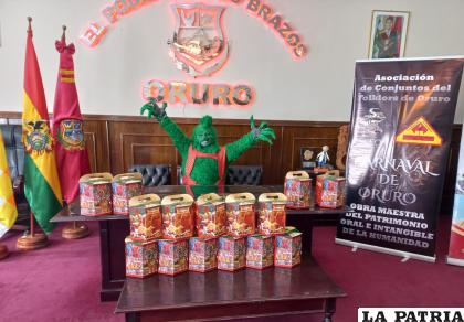 Los productos navideños llevan fotos del Carnaval de Oruro /LA PATRIA 