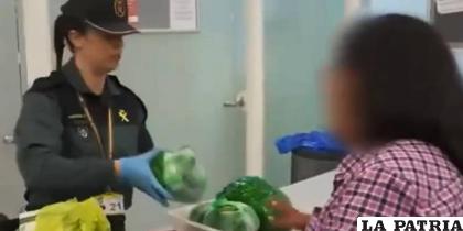 Seguridad del aeropuerto requisó las pertenencias de la mujer boliviana /Captura