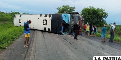 El bus con pasajeros volcó a un lado de la vía a la altura de la comunidad de Yacuses /RRSS