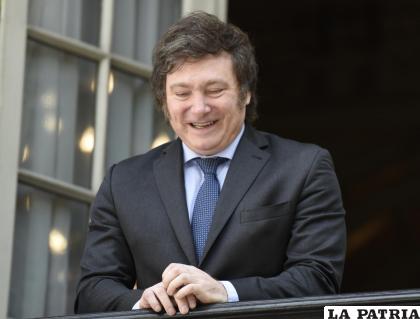 El presidente electo de Argentina, Javier Milei, es visto en un balcón del Palacio San Martín en la sede de la Cancillería Argentina /EFE /Matías Campaya