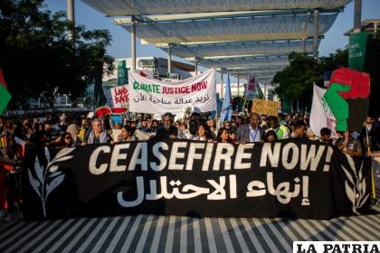 Activistas participan en la protesta denominada Marcha Mundial por la Justicia Climática y Alto el Fuego Ya en Expo City Dubai /EFE