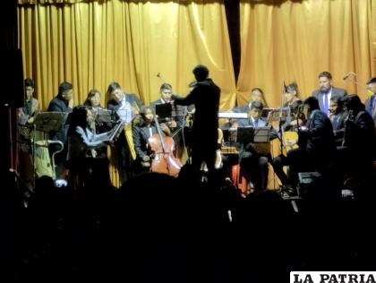 La interpretación del IFA Del Folklore Oruro en escenario /Cortesía
