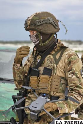 Un combatiente ucraniano que regresó de Irlanda a su país para luchar contra las fuerzas invasoras rusas, fotografiado durante una misión /EFE