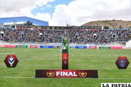 Una hora antes del inicio del partido, las gradas del estadio ya estaban colmadas de espectadores /Emilio Castillo