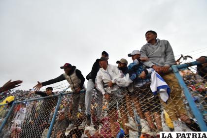 La hinchada orureña una vez más demostró ser la mejor del país /Emilio Castillo