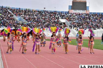 Antes del inicio del partido para animar la jornada, algunos conjuntos folklóricos hicieron su presentación /Emilio Castillo