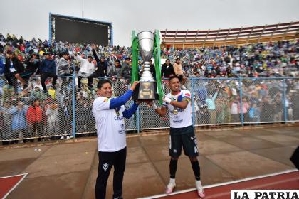 Eduardo Villegas junto a Roberto Rivas con el trofeo de campeón /Emilio Castillo