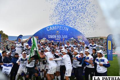 Festejo de los jugadores de GV San José tras lograr el título /Emilio Castillo