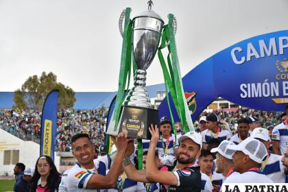 Rivas y Franco con el trofeo de campeón de la Copa ??Simón Bolívar? /Emilio Castillo