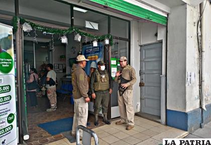 Patrullaje preventivo para evitar delitos /Comando de Policía
