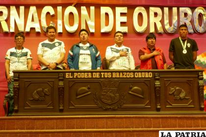 Cuerpo técnico y dirigentes de GV San José junto al gobernador /LA PATRIA