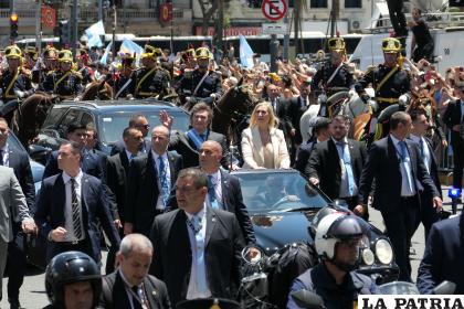 El presidente de Argentina, Javier Milei, realiza un recorrido hasta la Casa Rosada acompañado de su hermana Karina Milei/EFE/ Enrique García Medina