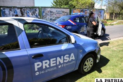 El vehículo del medio donde ambos trabajadores de la prensa fueron atracados /El Tres