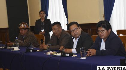 Representantes de las bancadas reunidos ayer por la noche /APG