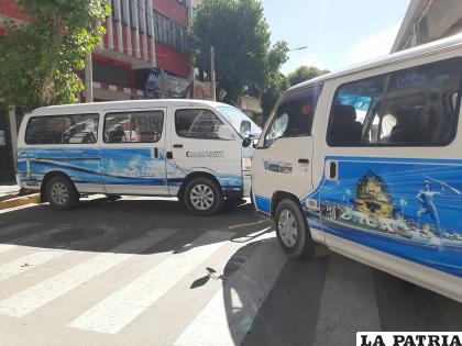 Bloqueo de minibuses celestes antes del mediodía /Guillermo Pacheco
