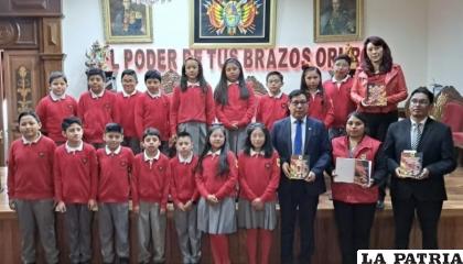Los 19 autores junto con el profesor Walter Ruíz y María René Pérez, una de las madres /LA PATRIA 
